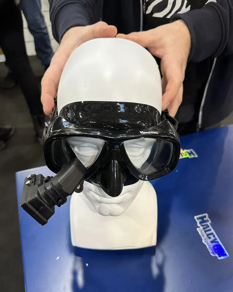 The wireless heads up display (HUD) attaches to the mask.