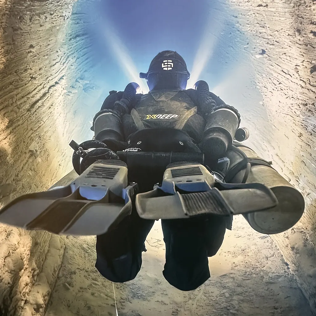 Trimmed out, bad ass cave diver sporting the Sidewinder 2. 