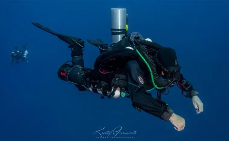 A diver demonstrating optimised rebreather buoyancy