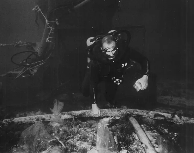 Bob Barth conducting a dive outside Sealab I