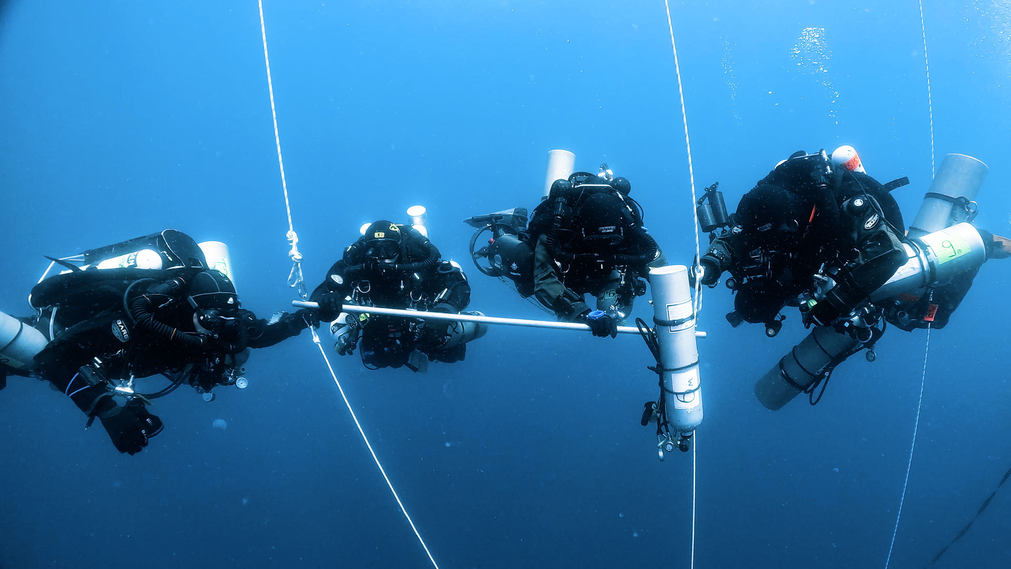 Team 1 resting on the deco station