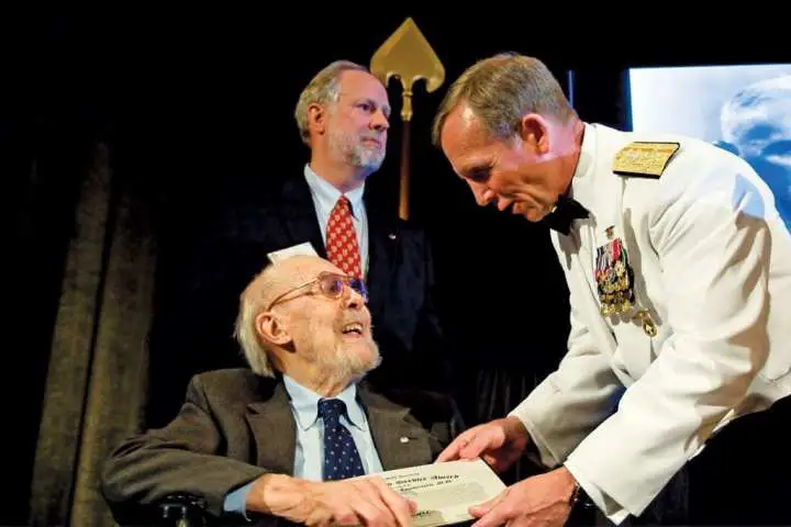 Dr. Christian Lambertsen receiving an award