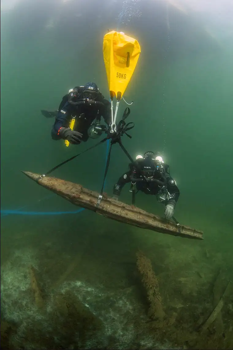 Phil Short DSO and Maritime Archeologist Dr. Brendan Foley recovering one of the cannon carriages from the 1495 Gribshunden wreck