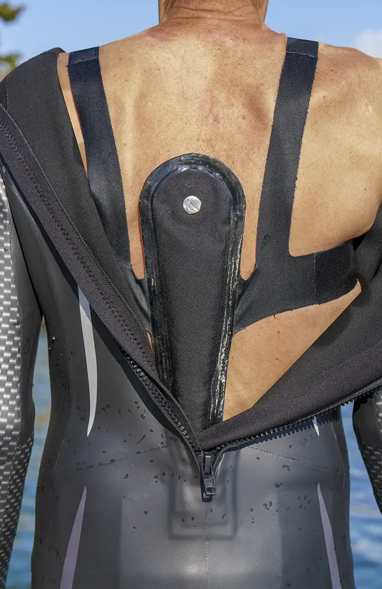 Positioning of the back-mounted harness containing the tungsten grit